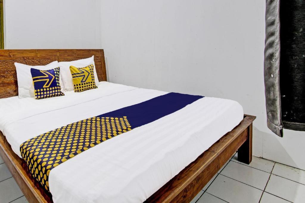 Spot On 92009 Hotel Indah Arum Cilacap Bagian luar foto